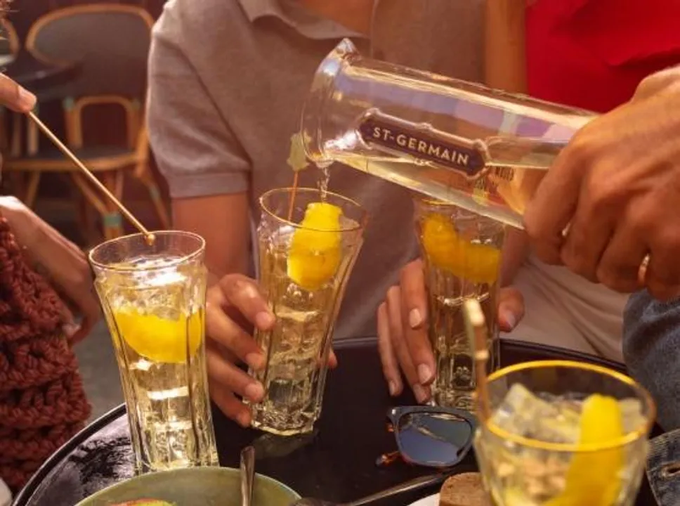 ESTOS SON LOS ESPACIOS MÁS COOL DONDE SENTIRÁS QUE EL VERANO NO HA TERMINADO GRACIAS A ST-GERMAIN SPRITZ